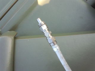 屋根の積雪により重みでアンテナケーブル抜け 施工前