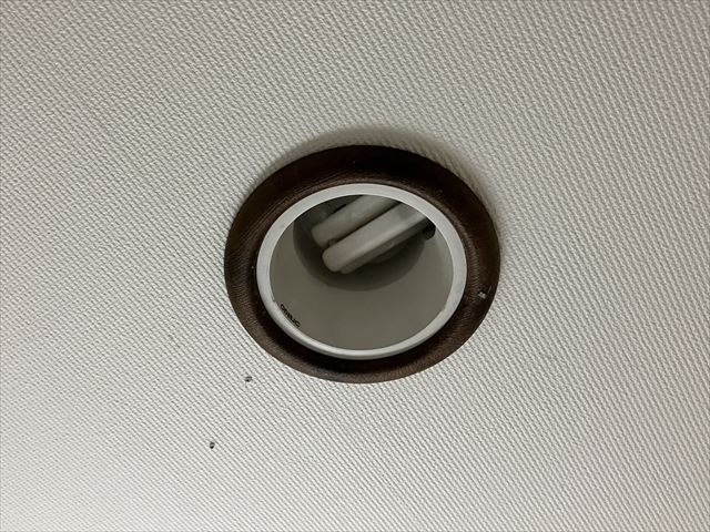 茨城県守谷市 家庭用エコキュート交換、コンセント・スイッチ交換、ドアホン交換、ダウンライト交換、キッチン手元照明交換、屋外照明交換工事