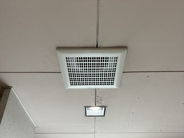千葉県柏市 オフィス用天井埋込ダクト用換気扇工事